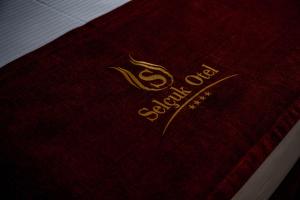 um livro vermelho com as palavras por isso não perturbe em Selçuk Hotel em Konya