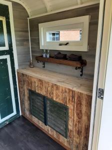 Kuchyň nebo kuchyňský kout v ubytování Glamping De Vrije Wind, Tentverhuur