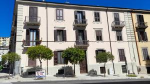 een groot wit gebouw met balkons in een straat bij Casa Elisa in Cosenza