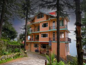 budynek z drzewami przed nim w obiekcie Divine Hills Mashobra w mieście Shimla