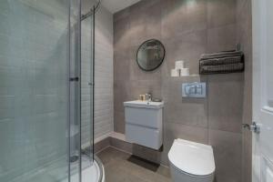 Un baño de One Bedroom - Tower Bridge - London City by Prime London Stays M-10