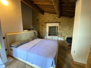 מיטה או מיטות בחדר ב-La casetta nel Borgo -Cerageto-