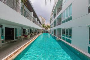 Bazén v ubytování The Palms, Kamala Beach - SHA Extra Plus nebo v jeho okolí