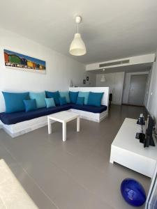 - un salon avec un canapé bleu et une table dans l'établissement CERRO NEGRO Bergantin, à Las Negras