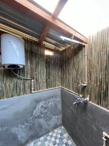 bagno con lavandino e servizi igienici in camera di Chimney Farmstay a Kurseong