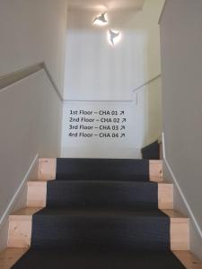 un escalier avec un panneau sur le mur à côté de celui-ci dans l'établissement N Apartments - Chã, à Porto