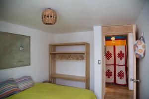 Un dormitorio con una cama verde y una puerta en Full Apartment in the Heart of Roma Neighborhood, en Ciudad de México