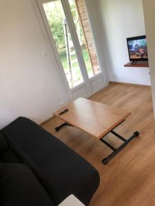 PullignyにあるTiny house détente nature la maison du pêcheurの窓付きの部屋の木製テーブル