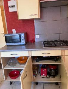 Kuchyňa alebo kuchynka v ubytovaní Appartement indépendant, terrasse couverte, rouge