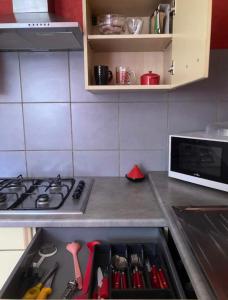 Kuchyňa alebo kuchynka v ubytovaní Appartement indépendant, terrasse couverte, rouge