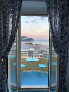 d'un balcon avec une table et une vue sur l'océan. dans l'établissement I datteri Bilocale ristrutturato a meno di 300 mt dal mare, à Gaète