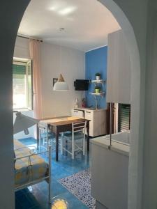 une cuisine avec une table et une salle à manger dans l'établissement I datteri Bilocale ristrutturato a meno di 300 mt dal mare, à Gaète