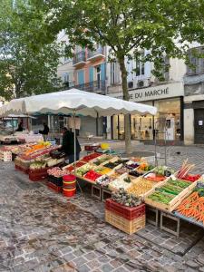 un mercado de frutas y hortalizas en la calle en L'Adrion, en Draguignan