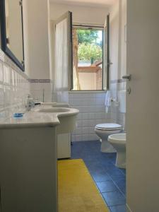 La salle de bains est pourvue de 2 lavabos, de toilettes et d'une fenêtre. dans l'établissement I datteri Bilocale ristrutturato a meno di 300 mt dal mare, à Gaète