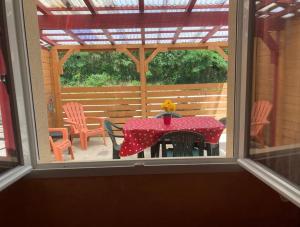 Balkón alebo terasa v ubytovaní Appartement indépendant, terrasse couverte, rouge