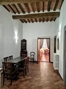 瓦爾迪安諾蒙托波利的住宿－Borgo Creativo-A casa di Anna-Appartamento Mosaico.，一间带桌椅的用餐室