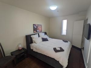een slaapkamer met een groot bed en een flatscreen-tv bij 2 bedroom apartment in the heart of the city! in Bendigo