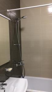 y baño con ducha y lavabo. en Квартира в центре Нур-Султана en Astaná