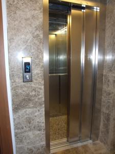 un ascensor de acero inoxidable en una habitación de hotel en Nisan Hill Hotel, en Kızkalesi