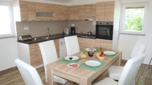 Kuchyň nebo kuchyňský kout v ubytování Apartment Lavanda with three bedrooms - TA Leut Agency