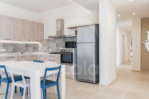 A kitchen or kitchenette at Villa Sabbia Bianca By Cala Salento