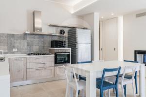 A kitchen or kitchenette at Villa Sabbia Bianca By Cala Salento