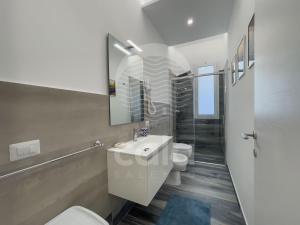 A bathroom at Villa Sabbia Bianca By Cala Salento
