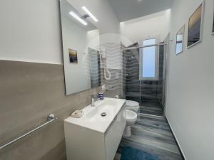 A bathroom at Villa Sabbia Bianca By Cala Salento
