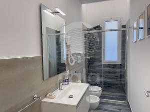 A bathroom at Villa Sabbia Bianca By Cala Salento
