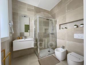 A bathroom at Villa Sabbia Bianca By Cala Salento