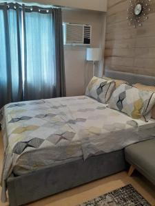 Giường trong phòng chung tại Sunvida Tower Condominium near SM City Cebu and Ayala Center Cebu