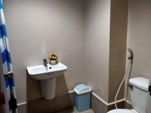 łazienka z umywalką i toaletą w obiekcie Sunvida Tower Condominium near SM City Cebu and Ayala Center Cebu w Cebu