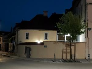 ein weißes Gebäude mit seitlicher Beleuchtung in der Unterkunft la buffonnière in Montbard