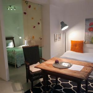 Postel nebo postele na pokoji v ubytování Fassbinder Klause mit Mini-Terrasse + 8 fotografií