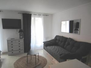 Televízia a/alebo spoločenská miestnosť v ubytovaní DIEPPE, location Studio avec terrasse à 1 rue de la plage et1 Linge de maison fourni et lit fait