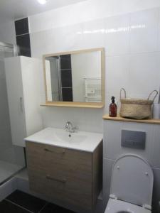Kúpeľňa v ubytovaní DIEPPE, location Studio avec terrasse à 1 rue de la plage et1 Linge de maison fourni et lit fait