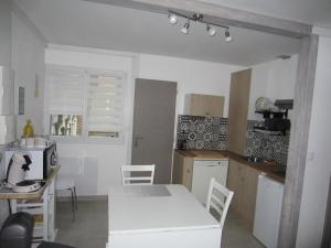 Kuchyňa alebo kuchynka v ubytovaní DIEPPE, location Studio avec terrasse à 1 rue de la plage et1 Linge de maison fourni et lit fait