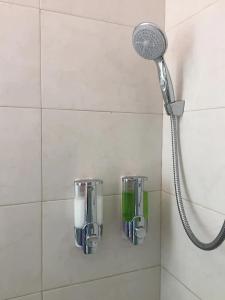 ducha con cabezal de ducha en la pared en Cozy & Full Apt in Coyoacan Great for Long Stays, en Ciudad de México