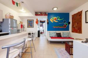 uma sala de estar com um sofá e uma cozinha em Cozy & Full Apt in Coyoacan Great for Long Stays em Cidade do México