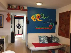 sala de estar con sofá y pared azul en Cozy & Full Apt in Coyoacan Great for Long Stays, en Ciudad de México