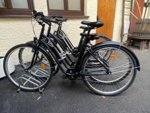 2 biciclette sono parcheggiate accanto a un edificio di Suites Residences Spa a Colmar