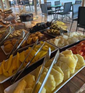um buffet de diferentes tipos de alimentos em uma mesa em Pousada Cristal Dourado em Mateiros