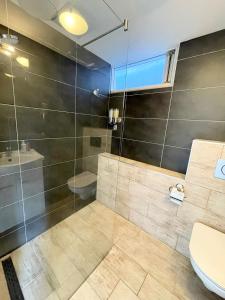 een badkamer met een glazen douche en een toilet bij Flinder Amsterdam in Amsterdam