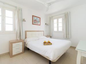 - une chambre avec un lit et un plateau de nourriture dans l'établissement Marina nº 48, à Puerto de Mogán