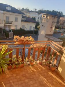 - un balcon avec une bande de plantes en pot dans l'établissement Appartamento Il Girasole, à Casatenovo