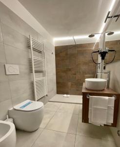 łazienka z toaletą i umywalką w obiekcie Hotel Edelweiss 3 Stelle SUPERIOR w mieście Breuil-Cervinia +37 zdjęć
