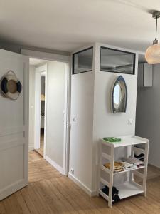 a room with a mirror and a white shelf at Maison Etretat à 50 mètres de la plage in Étretat