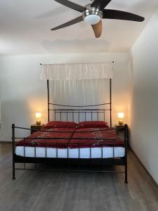 Schlafzimmer mit einem Bett und einem Deckenventilator in der Unterkunft Perschlingtalhof in Auern