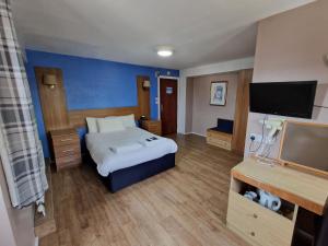 Una habitación de hotel con una cama y un televisor de pantalla plana. en Gilson Hotel, en Hull 37 fotos más