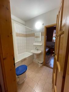 La salle de bains est pourvue d'une baignoire, de toilettes et d'un lavabo. dans l'établissement Katalinkert Panzió, à Győr